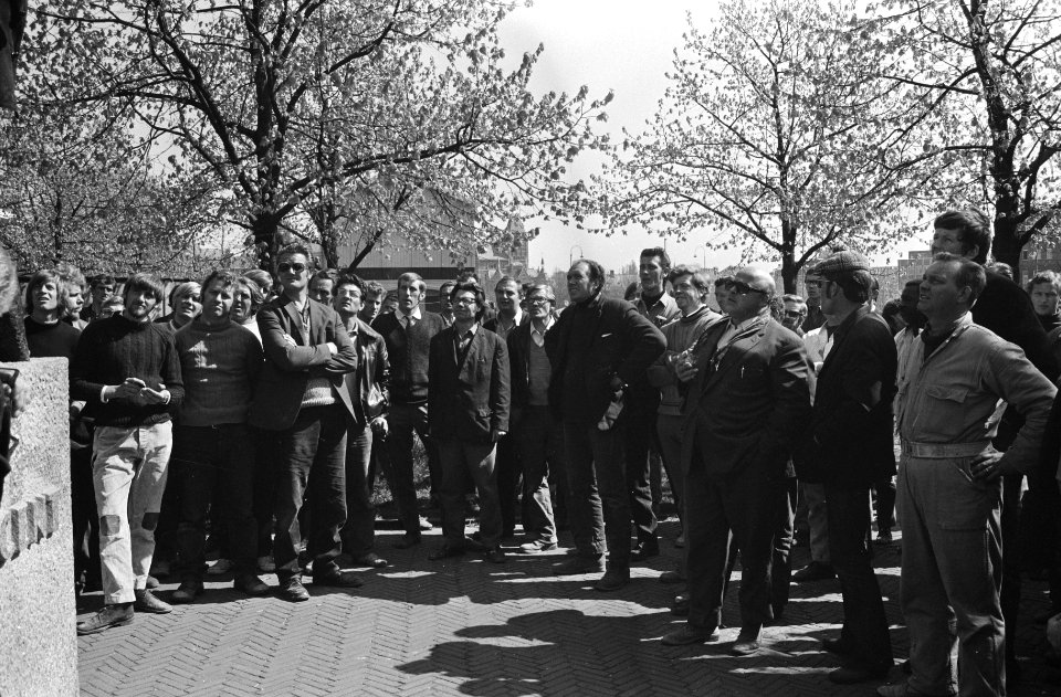 Bouwvakkers bijeen op het Museumplein, Bestanddeelnr 924-5136