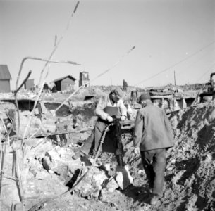 Bouwvakkers aan het werk met een drilboor op de achtergrond de Laurenskerk, Bestanddeelnr 254-5130