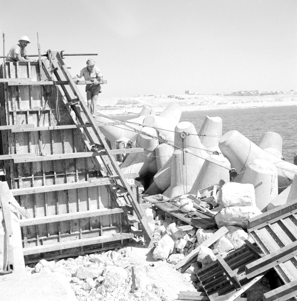 Bouwvakkers aan het werk in de haven, Bestanddeelnr 255-2561