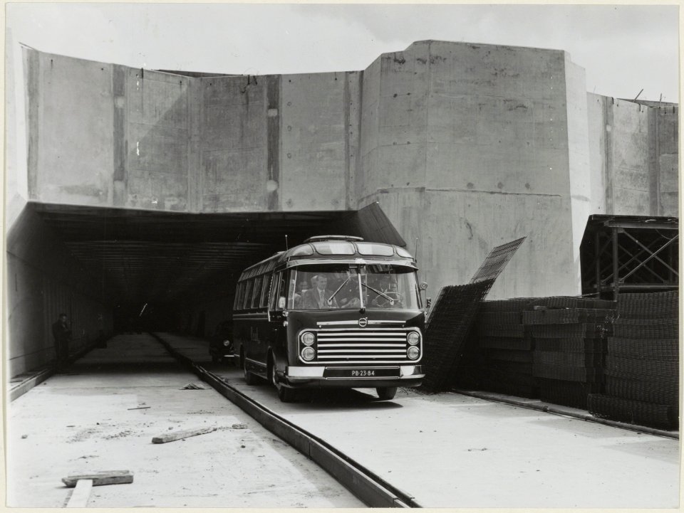 Bouw van de Velser tunnel er kan al een bus doorheen rijden. NL-HlmNHA 54004346