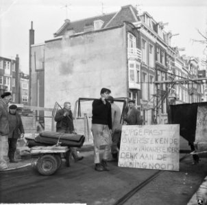 Bouwvakkers aan Frederiksplein bord geplaatst voor automobilisten om op te lette, Bestanddeelnr 917-2730