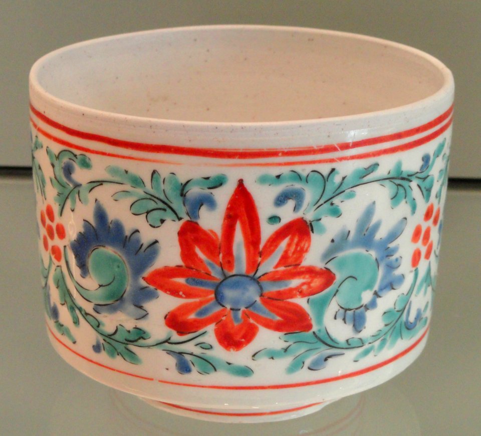 Bowl with Stylized Floral Design, c. 1660-1670, Arita, hard-paste porcelain with overglaze enamels - Gardiner Museum, Toronto - DSC00438