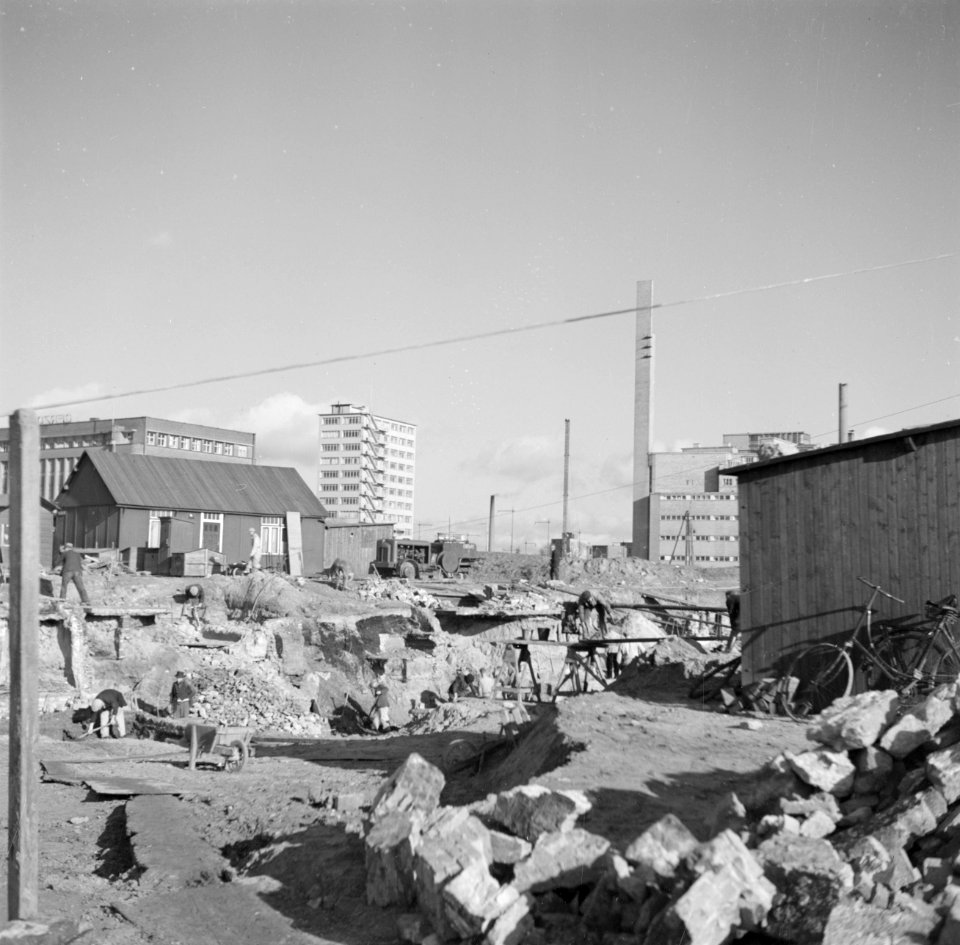 Bouwvakkers aan het werk tussen het puin, Bestanddeelnr 254-5135