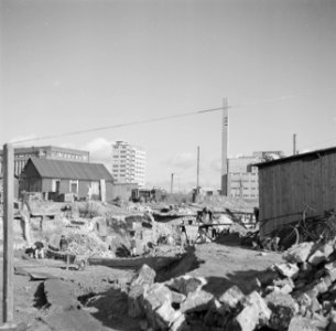 Bouwvakkers aan het werk tussen het puin, Bestanddeelnr 254-5135