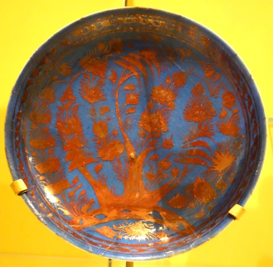 Bowl with a tree, Iran, Mashhad, late 17th century, lustre-painted stonepaste - Royal Ontario Museum - DSC04712