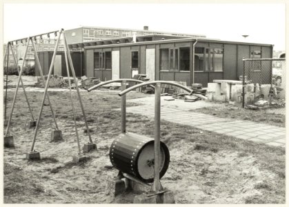 Bouw van een nieuw clubhuis voor speeltuinvereniging De Eenhoorn aan het Kievpad tussen de Laan van Angers en de Bernstraat, ziende naar het noordwesten. NL-HlmNHA 54005679