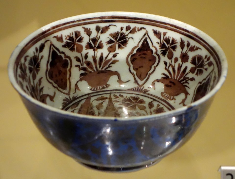 Bowl with a pastoral scene (river and flowers), Iran, Mashhad, late 17th century, lustre-painted stonepaste - Royal Ontario Museum - DSC04710