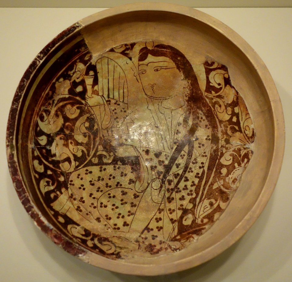 Bowl with seated musician, Syria, Ayyubid period, late 12th or early 13th century, earthenware with overglaze luster painting - Cincinnati Art Museum - DSC04038