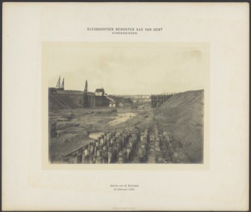Bouw van de sluishoofden beoosten Sas van Gent. Zicht op de funderingen en sluis, Bestanddeelnr 860