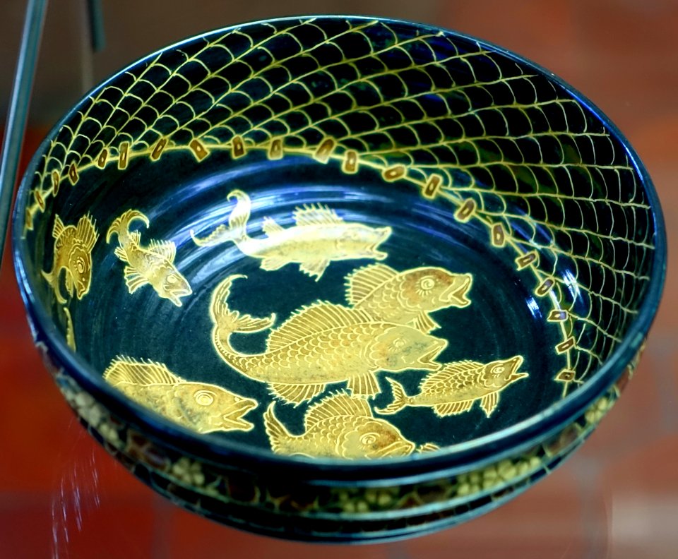 Bowl with rilled surface, Vilmos Zsolnay, Pecs, c. 1889, faience painted with Eosin and gold - Germanisches Nationalmuseum - Nuremberg, Germany - DSC03164