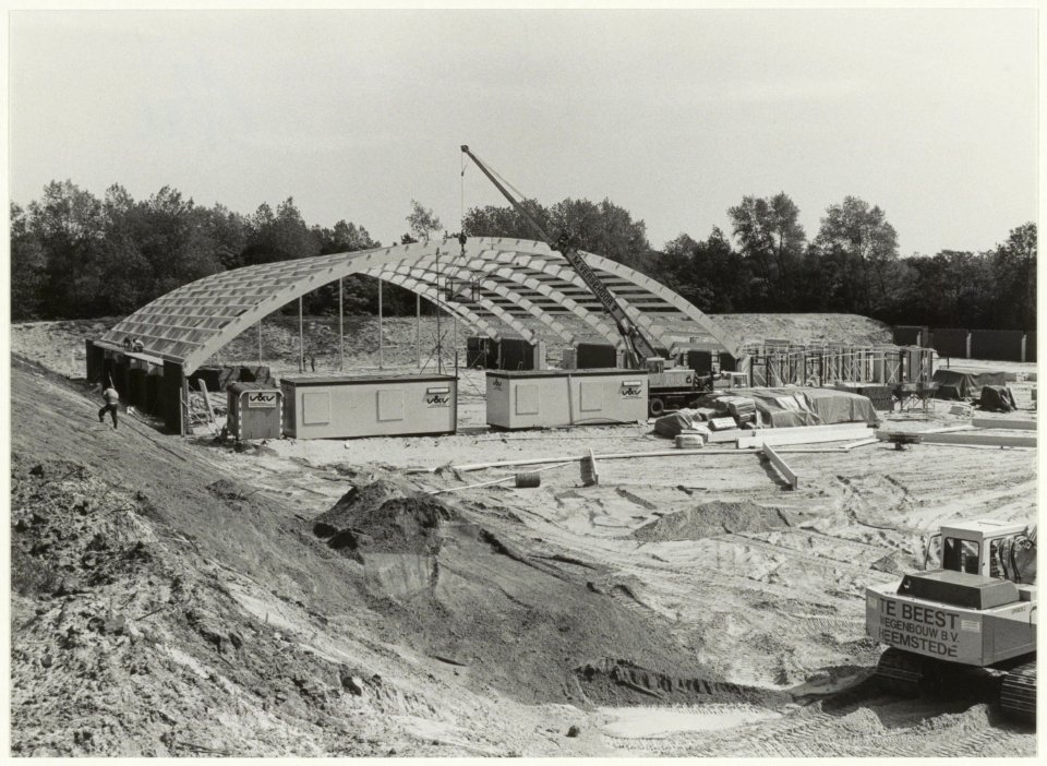 Bouw van de sporthal aan de Tetterodeweg te Overveen. NL-HlmNHA 54015730