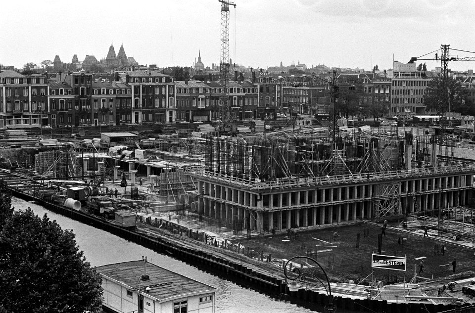 Bouw van het nieuwe kantoor van de Nederlandse Bank aan het Frederiksplein vanaf, Bestanddeelnr 915-5862