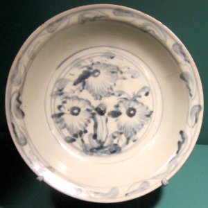 Bowl, made in China for export and collected in the Philippines, 15th century, porcelain with underglaze cobalt blue floral design photo