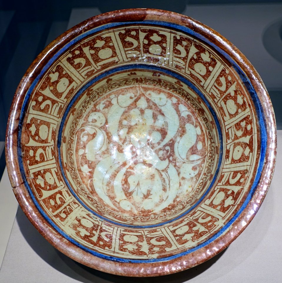 Bowl, Raqqa, Syria, Ayyubid period, 12th-13th century AD, stone-paste painted under glaze with blue and over glaze with brown luster - Freer Gallery of Art - DSC04694