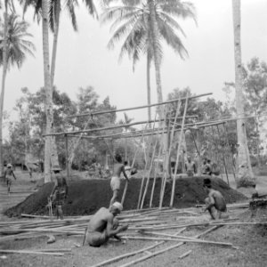 Bouw van het staketsel van een huis van bamboe, Bestanddeelnr 255-6715