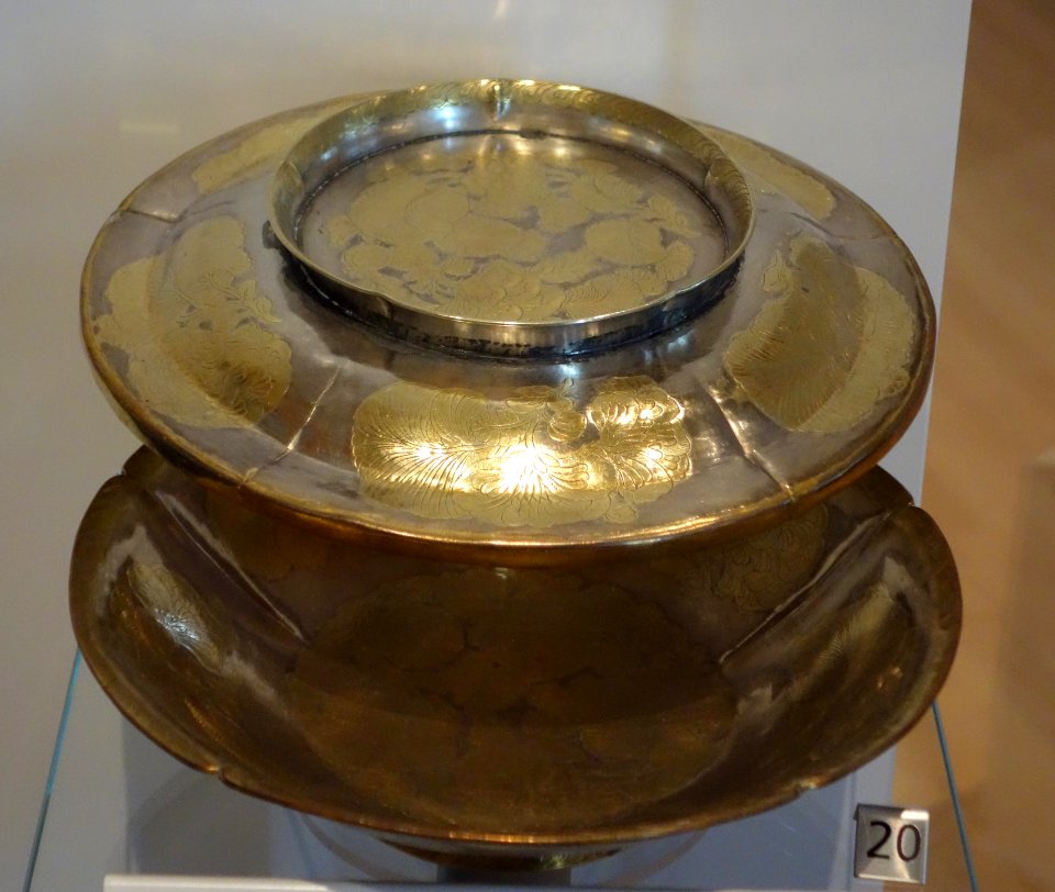 Bowl and cover related to Persian prototypes, China, view 2, Tang dynasty, 9th century AD, silver, gilt - Royal Ontario Museum - DSC04122