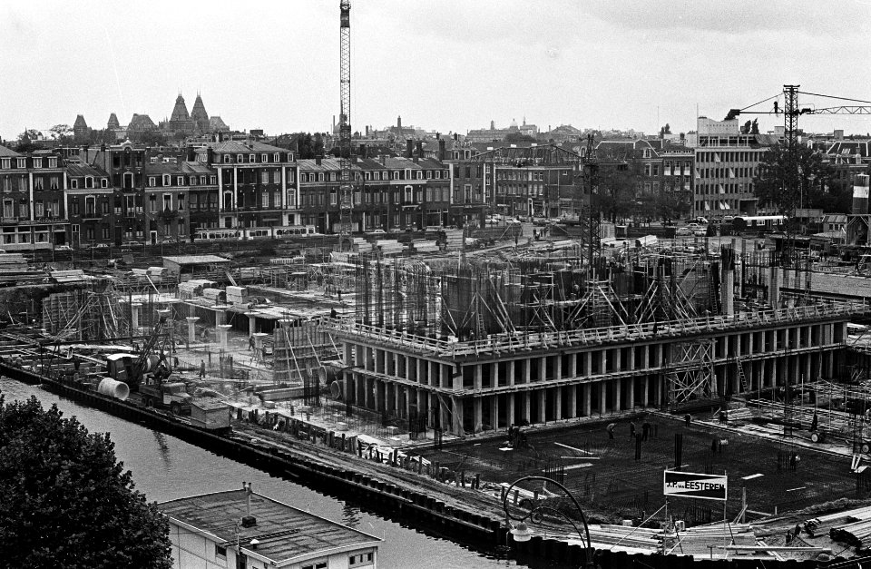 Bouw van het nieuwe kantoor van de Nederlandse Bank aan het Frederiksplein vanaf, Bestanddeelnr 915-5861