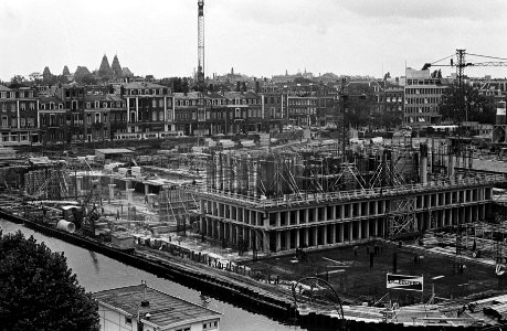 Bouw van het nieuwe kantoor van de Nederlandse Bank aan het Frederiksplein vanaf, Bestanddeelnr 915-5861