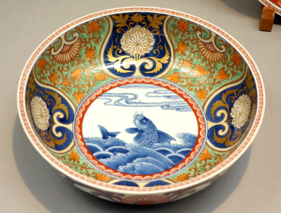 Bowl 1, Imari ware, Edo period, 17th-18th century, stormy seascape design in overglaze enamel - Tokyo National Museum - DSC05317