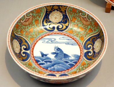 Bowl 1, Imari ware, Edo period, 17th-18th century, stormy seascape design in overglaze enamel - Tokyo National Museum - DSC05317
