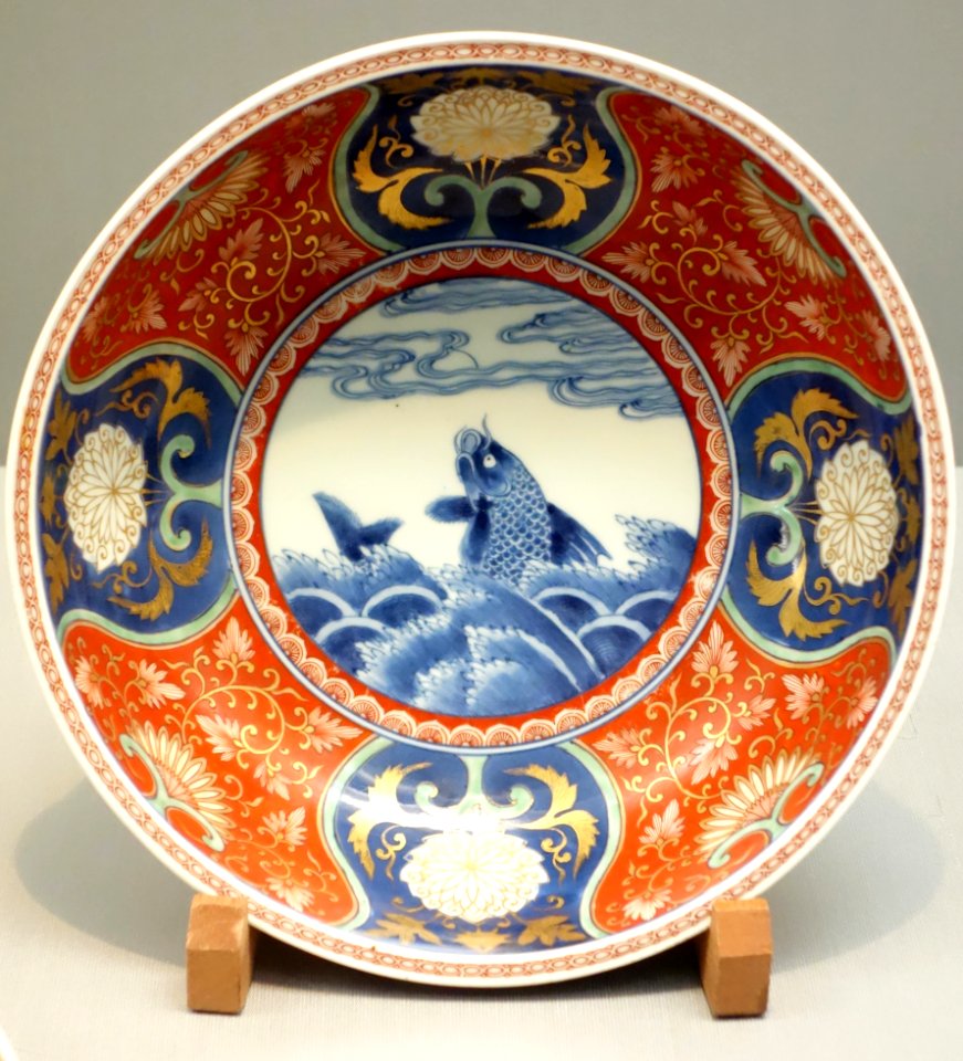Bowl 2, Imari ware, Edo period, 17th-18th century, stormy seascape design in overglaze enamel - Tokyo National Museum - DSC05316