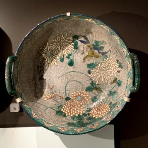 Bowl with chrysanthemums and bird, bySano, Kaga province, Japan, 19th century, at the National Museum of Scotland