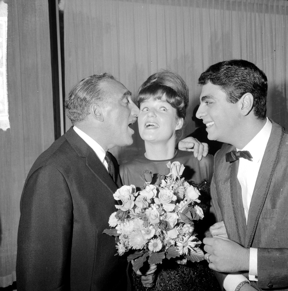 Bovemadag in Hiltonhotel te Amsterdam, Max Tailleur (l) vertelt mop aan Imca Mar, Bestanddeelnr 916-8764