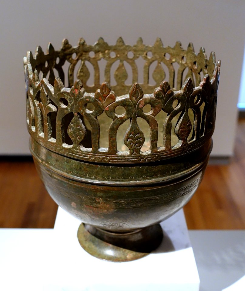 Bowl, Southern Spain, 12th to 13th century AD, cast, chased and punched bronze - Aga Khan Museum - Toronto, Canada - DSC06430