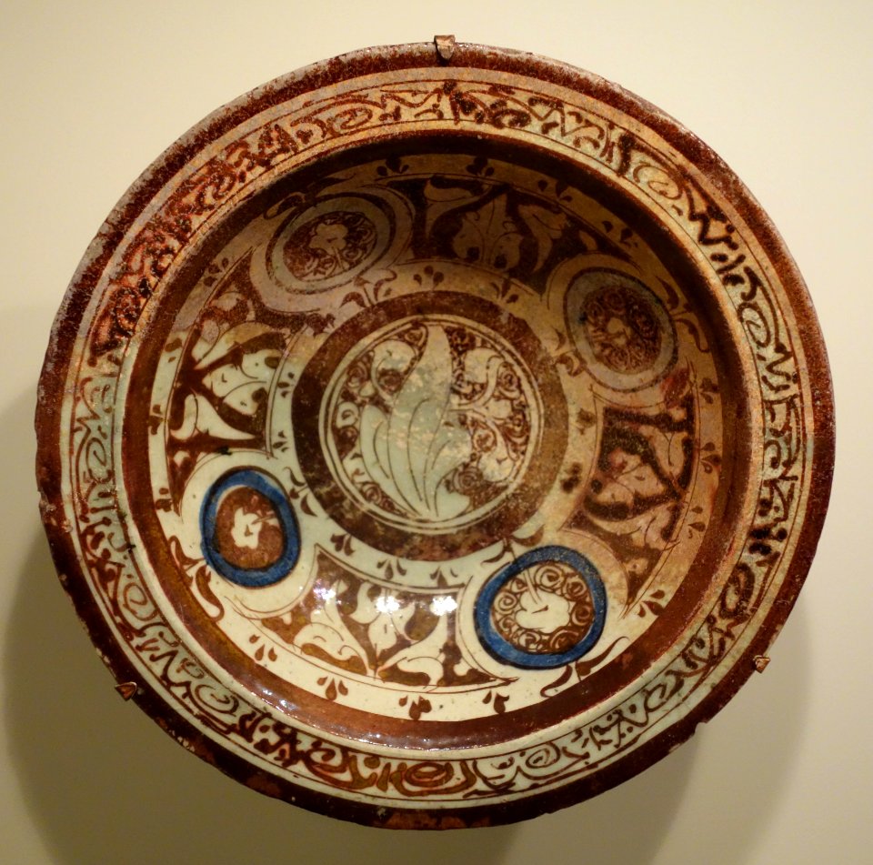 Bowl, Syria, Rakka, Ayyubid period, late 12th or early 13th century, earthenware w. blue underglaze painting, transparent glaze, luster - Cincinnati Art Museum - DSC04033