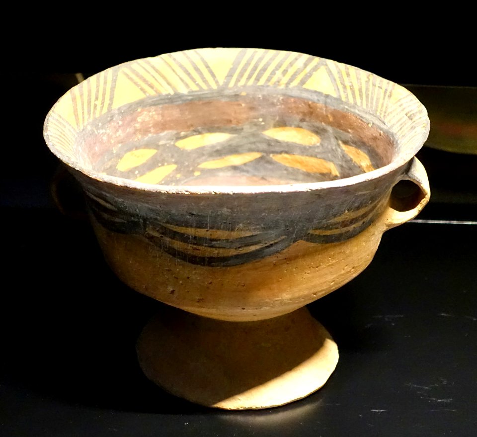 Bowl, neolithic China, Yangshao Gansu culture, Banshan period, 3rd millenium BC, painted earthenware - Museu do Oriente - Lisbon, Portugal - DSC06845