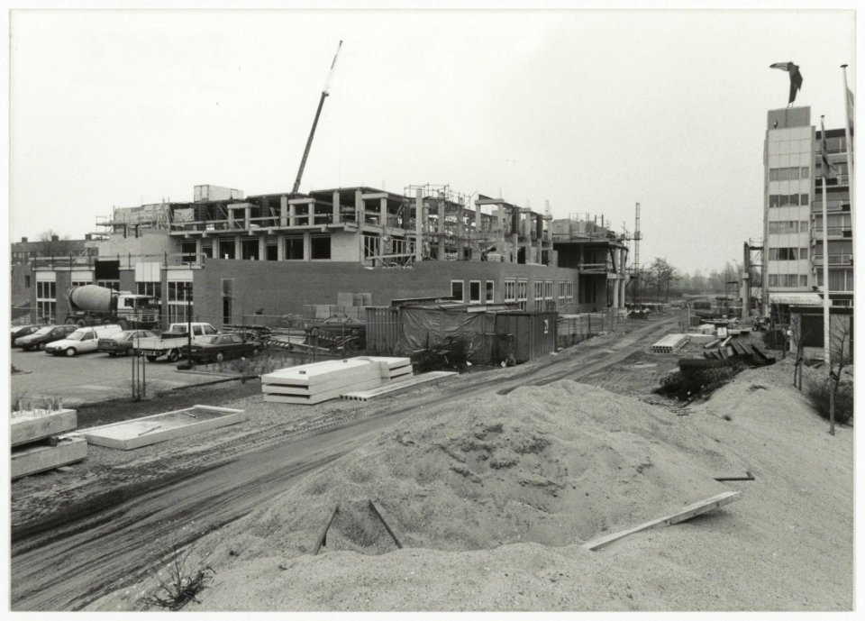 Bouw van het congrescentrum van Van der Valk. NL-HlmNHA 54034030