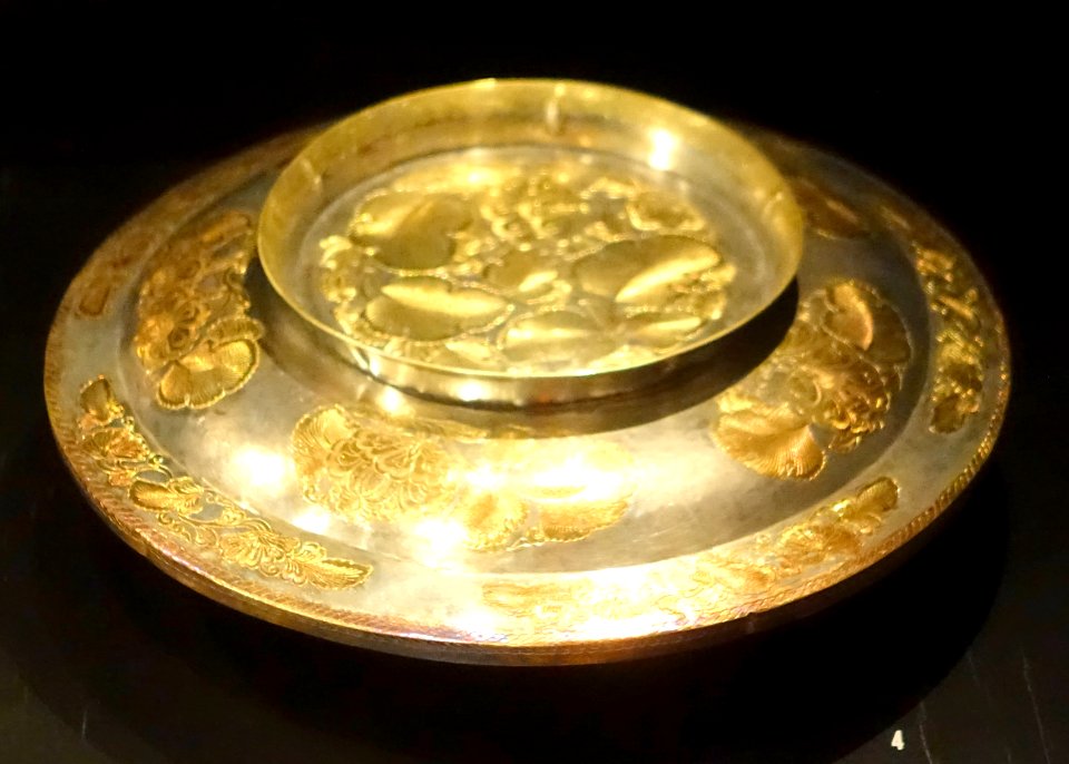 Bowl with cover, China, Tang dynasty, 618-906 AD, silver with chased, gilded decoration - Östasiatiska museet, Stockholm - DSC09602