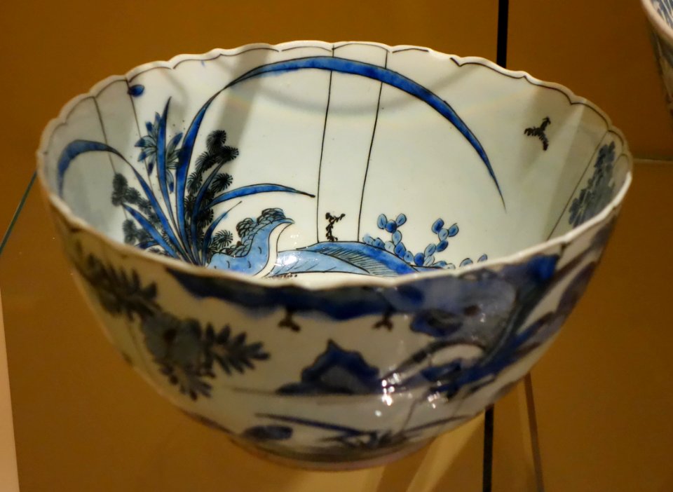 Bowl with chinoiserie landscape, and a bird on a rock (interior), black seal-mark on base, Iran, probably Kirman, early 17th century, underglaze-painted stonepaste - Royal Ontario Museum - DSC04791