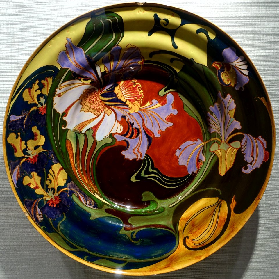 Bowl with orchids, by J. Jurriaan Kok (form) & J. Schellink (decoration), Haagsche Plateelbakkerij, Rozenburg, Den Haag, 1903, ceramic - Hessisches Landesmuseum Darmstadt - Darmstadt, Germany - DSC00826