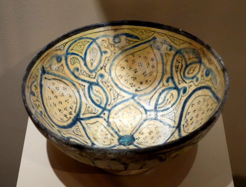 Bowl with central flower and four fig-shaped medallions, Iran, 12th-13th century AD, earthenware - Huntington Museum of Art - DSC04992