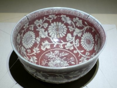 Bowl with people and chrysanthemum scroll design, China, Jingdezhen kiln, Ming dynasty, Hongwu period, 1368-1398 AD, white against underglaze copper-red - Matsuoka Museum of Art - Tokyo, Japan - DSC07271