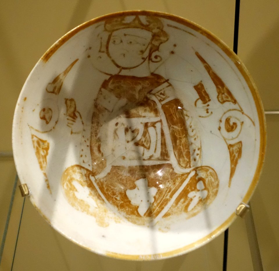 Bowl with seated musician in garment with tiraz bands, Western Syria, late 11th century, lustre-ware - Royal Ontario Museum - DSC04804