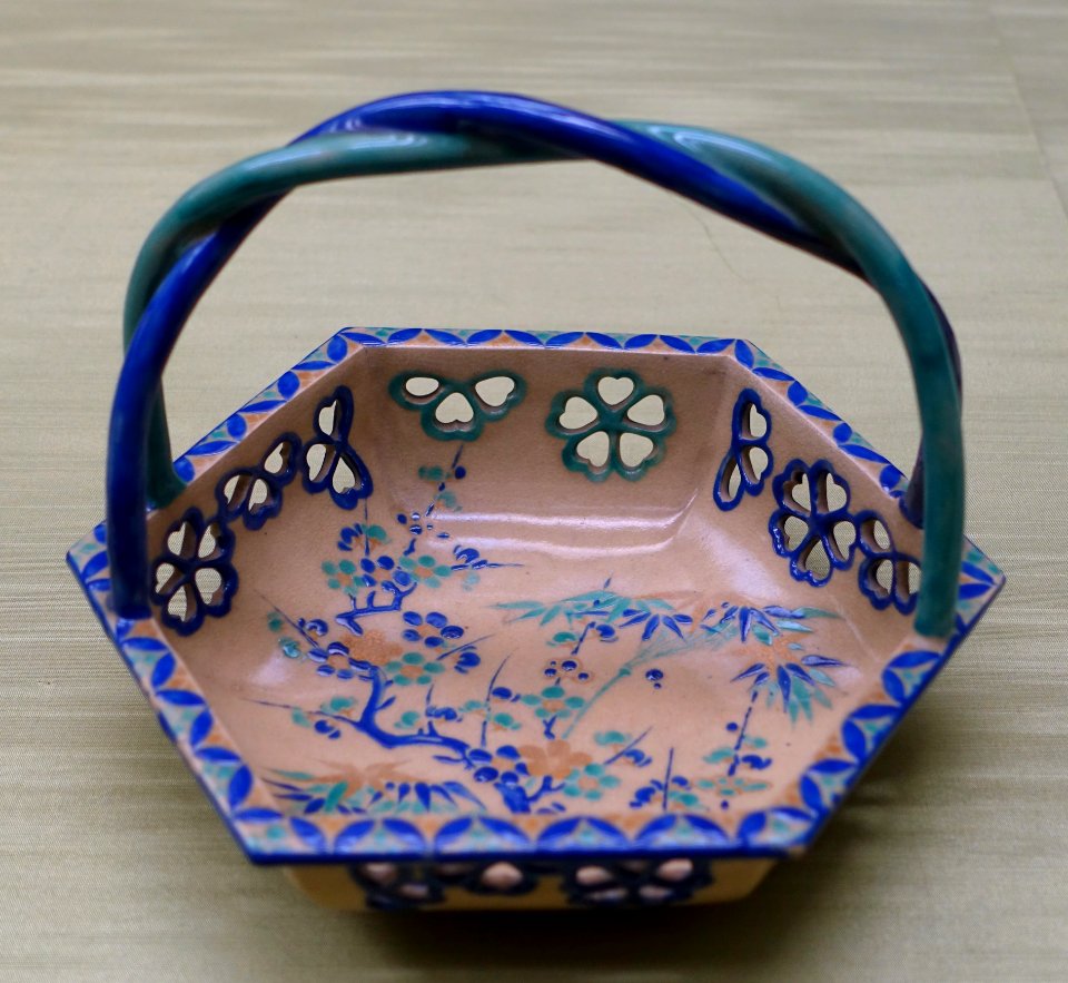 Bowl with arched handle & cherry blossom design, Kiyomizu ware, Edo period, 1700s AD, ceramic, overglaze enamel - Tokyo National Museum - Tokyo, Japan - DSC09488