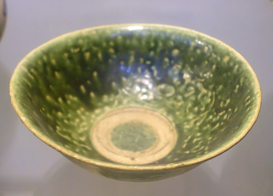 Bowl, emerald green glaze - Early Le dynasty, 15th century AD - Vietnam National Museum of Fine Arts - Hanoi, Vietnam - DSC05380