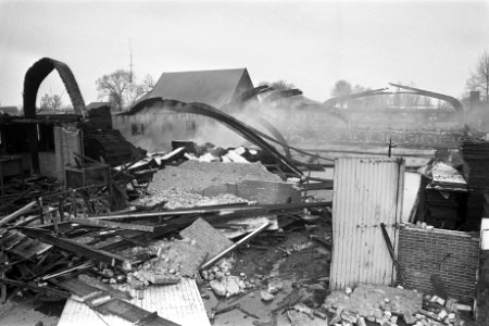 Bowlingcentrum van Peter Post afgebrand, het verbrande bowlingcentrum, Bestanddeelnr 926-3750