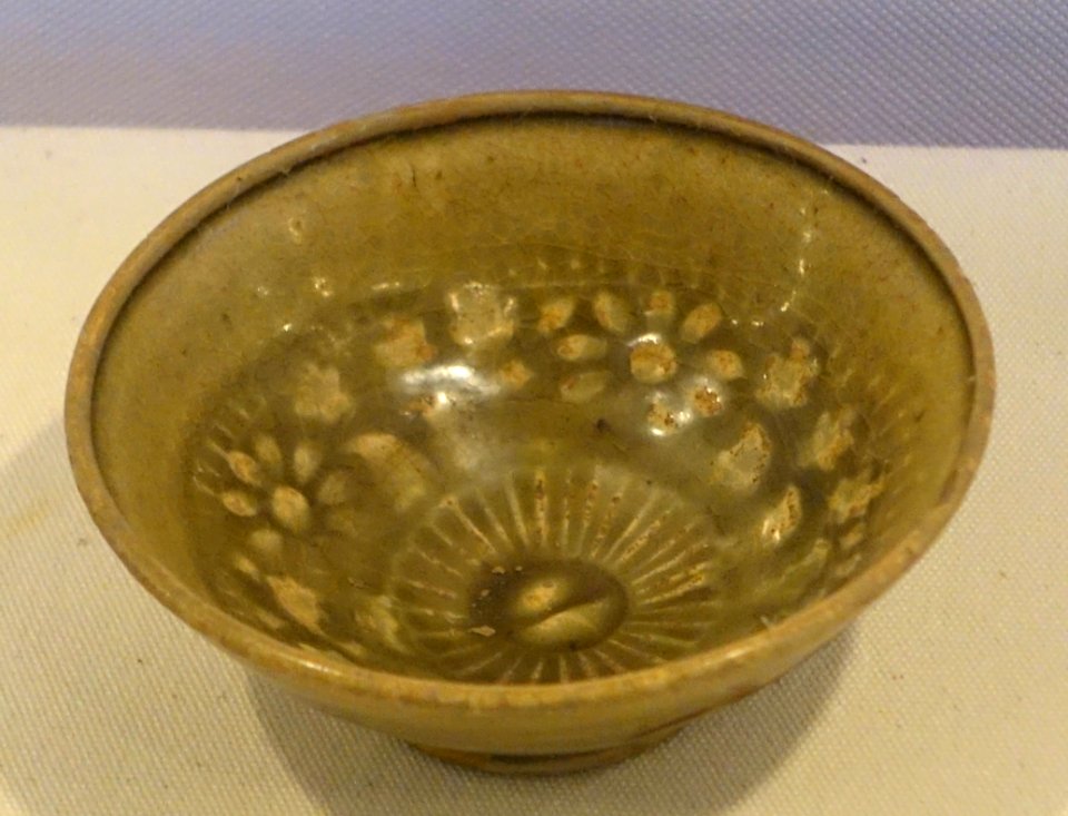 Bowl, celadon glaze ceramic - Lý dynasty, 11th-12th century AD - Vietnam National Museum of Fine Arts - Hanoi, Vietnam - DSC05398