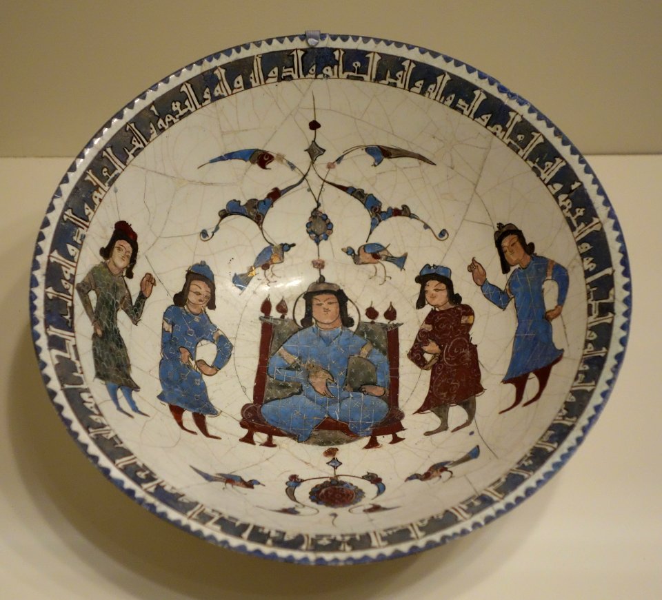 Bowl w. enthroned figure & attendants, Mina'i ware, Central Iran, Seljuk period, late 12th or early 13th century, earthenware with polychrome enamels and gold over white glaze - Cincinnati Art Museum - DSC04021