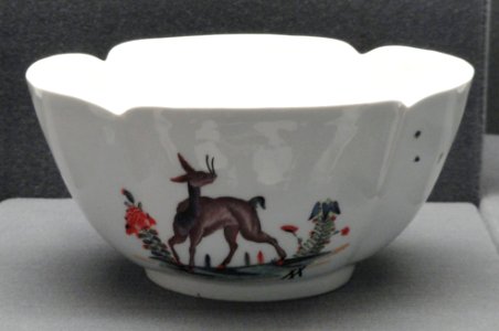 Bowl, c. 1735-1740, Meissen, hard-paste porcelain, overglaze enamels, Bottger lustre, gilding - Gardiner Museum, Toronto - DSC00917
