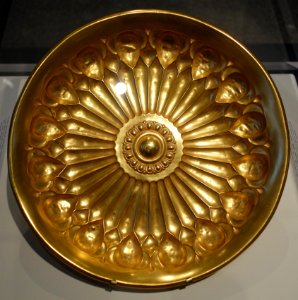 Bowl of Darius the Great, Iran, Achaemenid period, reign of Darius I, 522-486 BC, hammered gold with chased decoraton - Cincinnati Art Museum - DSC03270