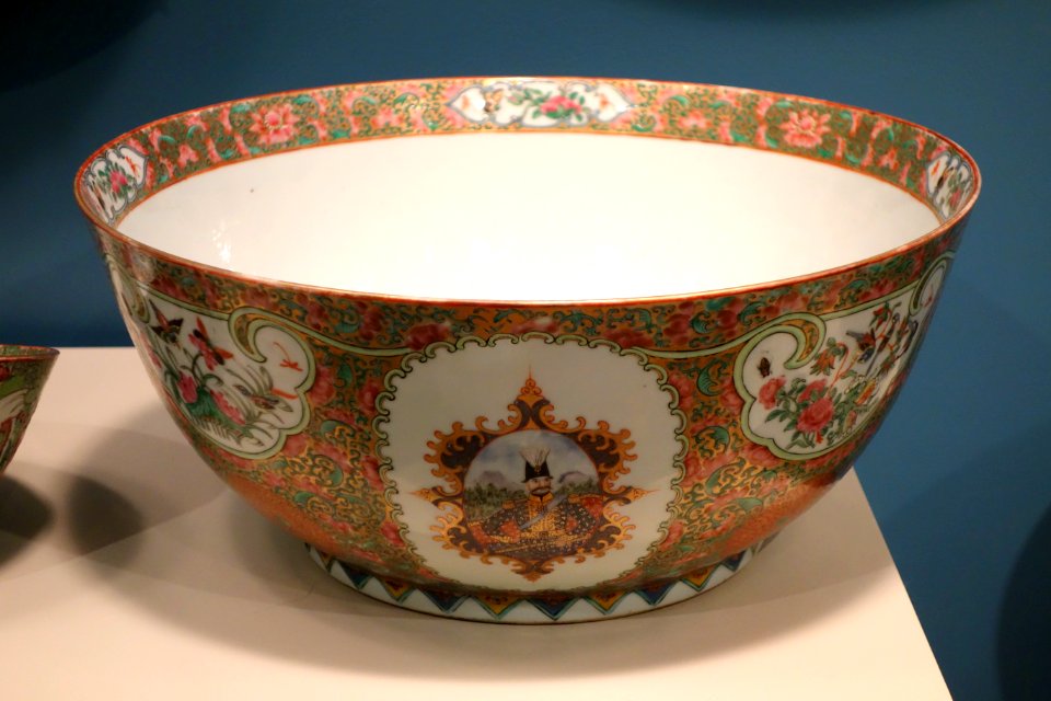 Bowl with portraits of Nasr el-Din Shah of Persia and his two sons, Chinese porcelain, c. 1865 - Winterthur Museum - DSC01542