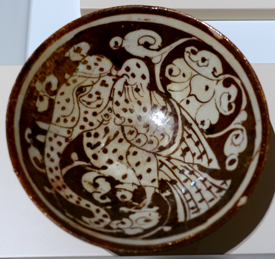 Bowl with mythical creature, Iran, early 13th century AD, lustre painted fritware - Aga Khan Museum - Toronto, Canada - DSC06647
