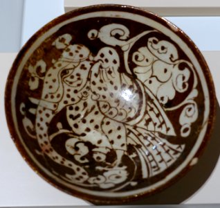 Bowl with mythical creature, Iran, early 13th century AD, lustre painted fritware - Aga Khan Museum - Toronto, Canada - DSC06647