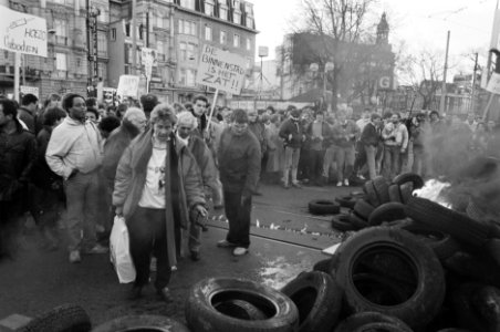 Boze binnenstadbewoners werpen een brandende barricade van autobanden op bij het, Bestanddeelnr 934-4095