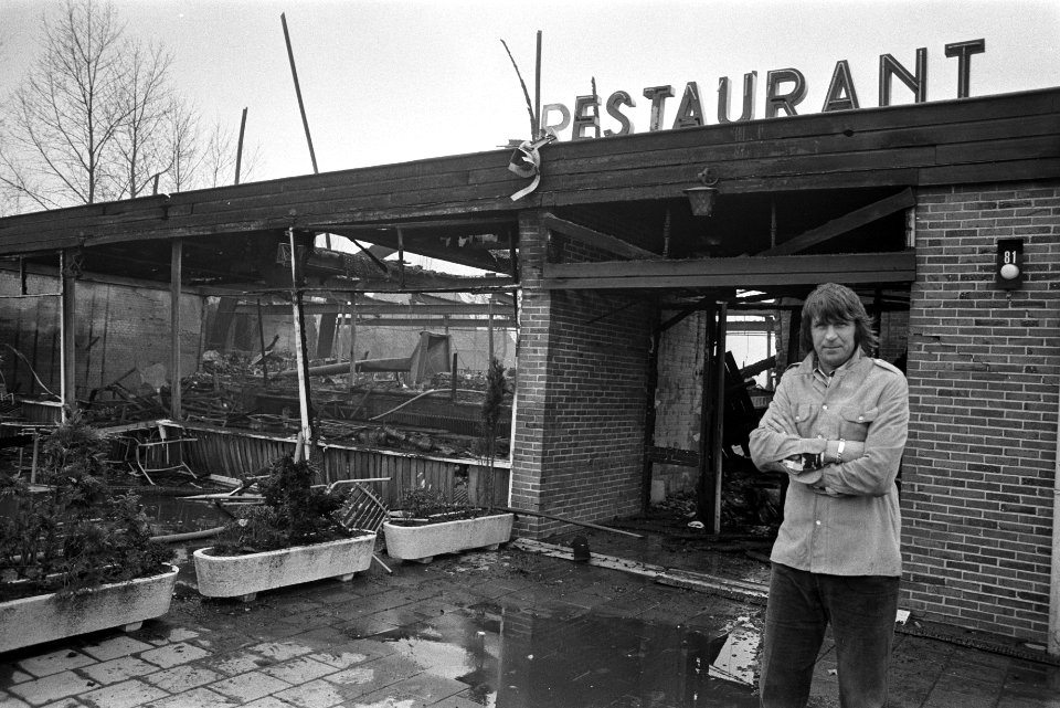 Bowlingcentrum van Peter Post afgebrand, Peter Post voor het verbrande gebouw, Bestanddeelnr 926-3752