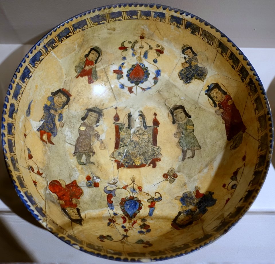 Bowl with seated and standing figures, Iran, c. 1200 AD, Rhages ware ceramic - Princeton University Art Museum - DSC06844